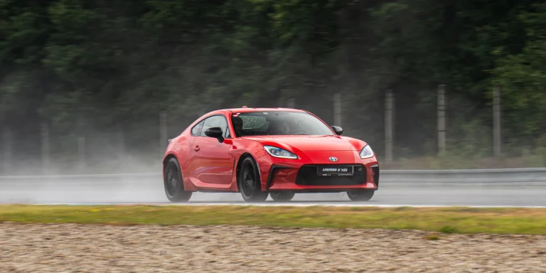 Toyota GR86 na závodním okruhu ve Vysokém Mýtě, Mostu, Brně či Sosnové