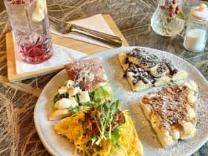 Vafle čtyř druhů s banánem, mascarpone, slaninou i prosciuttem a domácí limonáda pro 1 či 2 osoby