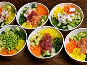 Havajské poke bowl na odnos s sebou: losos, krab, tofu i mango orange, pro 1-4 os.