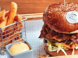1 či 2 burgery dle výběru s hranolky od Chachara: vyzrálé hovězí, pravý čedar i křupavá slanina