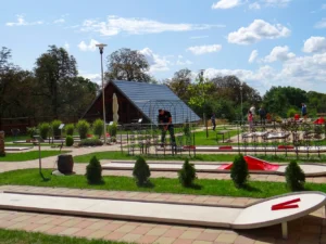 Celodenní vstup na minigolf pro 2 osoby nebo celou rodinu a nápoj k tomu