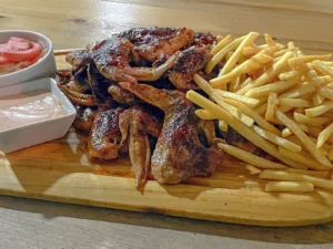 Chuťovka k pivečku i na doma k televizi: 1 nebo 2 kg BBQ křídel s hranolky, salátem i omáčkou