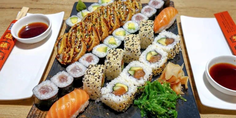 Pestré sety 8–54 kusů sushi s lososem, tuňákem i avokádem či krabem