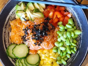 Poke bowl v Karlíně pro 1 nebo 2 osoby: vege, s lososem, tuňákem, krevetami či kuřecím masem