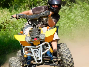 30 min. jízdy na čtyřkolce o obsahu 300 ccm na uzavřeném terénním okruhu