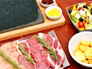 Tři druhy masa nebo vege dobroty na lávových kamenech i s karafou vína pro 2 osoby