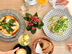 Voucher v hodnotě 300–1 000 Kč do kavárny na Vinohradech: káva, matcha, koláče i brunche