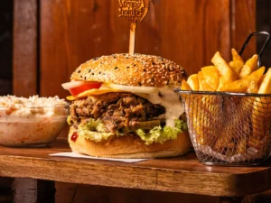 Strongburger s trhaným vepřovým a čedarem, k tomu hranolky i coleslaw: pro 1, 2 nebo 4 osoby
