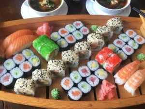 Až 72 ks pestrého sushi, minizávitky, wakame saláty i miso polévky