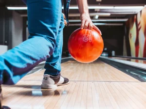 1 hodina bowlingu až pro 8 hráčů vč. zapůjčení bot: dopoledne či odpoledne