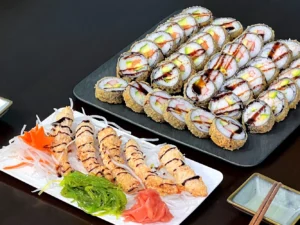Sushi sety s lososem, avokádem i krabem či okurkou: 30–42 ks maki, nigiri a tempura