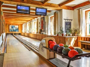 1 nebo 2 hodiny bowlingu na Ranči Kostelany: hra pro celou partu a až kilo řízků k tomu