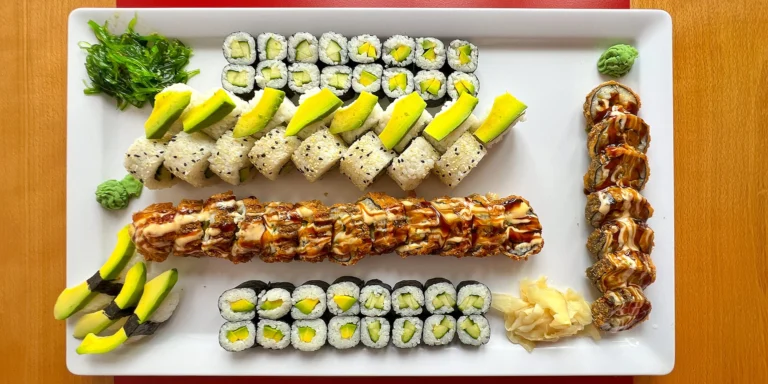 Pestré vegetariánské sety s 40 nebo 70 kousky sushi a salátem wakame