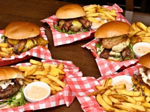 Burger dle výběru s přílohou: bourbon BBQ se slaninou i vege s jalapeños
