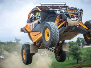 Jízda v dakarské buggy Can-Am Maverick na terénní trati: spolujezdec či řidič