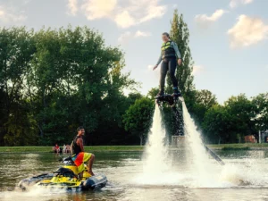 Adrenalin nad vodou: lekce na flyboardu s Petrem Civínem a FlyboardShow