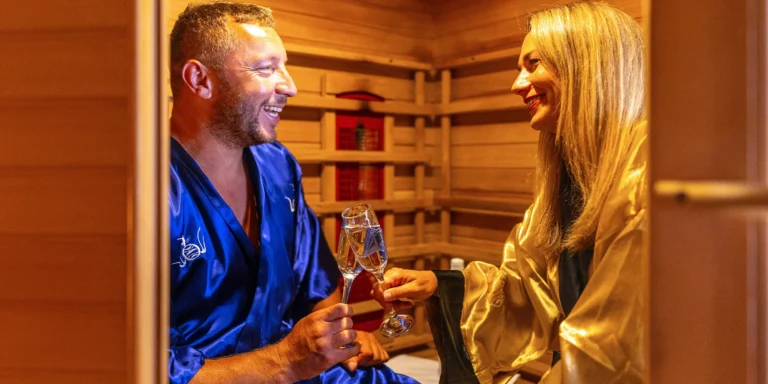 2 hodiny privátního wellness: vířivá vana nebo i infrasauna s lahví sektu