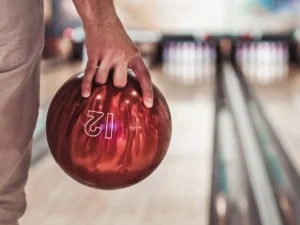 Pronájem bowlingové dráhy na 2 hodiny a tatarák či burger pro 4 hráče na Ladronce