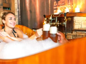 Zasloužená relaxace na 60 minut: pivní nebo vinná lázeň a nápoje pro dva
