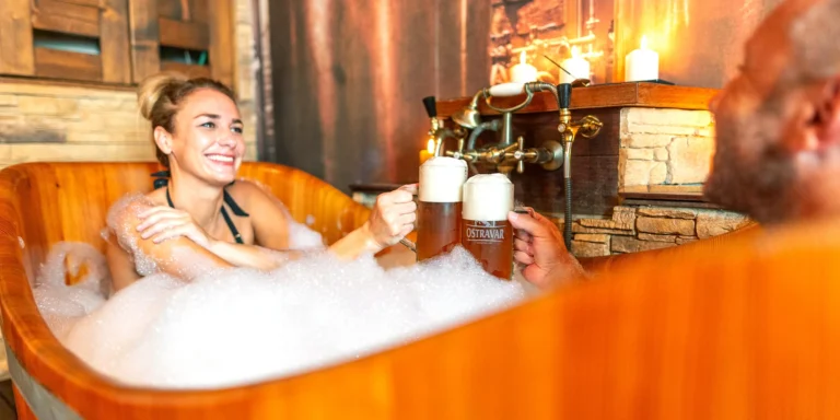 Zasloužená relaxace na 60 minut: pivní nebo vinná lázeň a nápoje pro dva