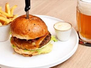 Burger s hovězím, slaninou a domácí bulkou, hranolky i pivo ve Zlatých Časech