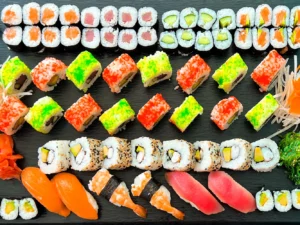 Set 30, 46 či 70 ks sushi: maki i nigiri či roll s lososem, krabem nebo avokádem