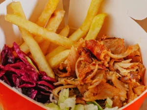 Velký kebab box pro jednoho: maso, zelenina, dresink a příloha podle výběru