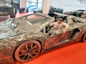 Steel Art Museum na Starém Městě: úžasný svět sci-fi, pohádek, komiksů i luxusních aut