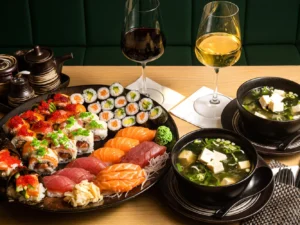 Až 46 ks pestrého sushi i s wakame salátem, polévkami a vínem