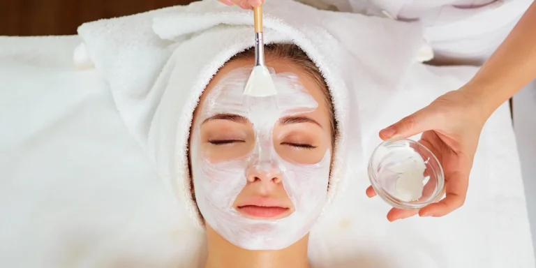 Kosmetické ošetření s hloubkovým čištěním ultrazvukovou špachtlí, chemický peeling i relaxační masáž