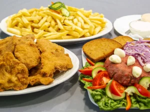 Masové hody až pro 4 jedlíky: kuřecí i vepřové řízky, tatarák, topinky, hranolky a omáčky