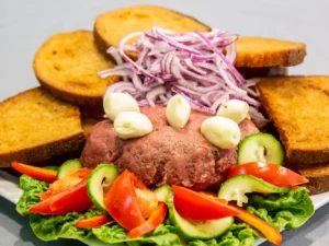 Pořádná porce až pro 3 jedlíky: 450g namíchaný tatarský biftek s topinkami