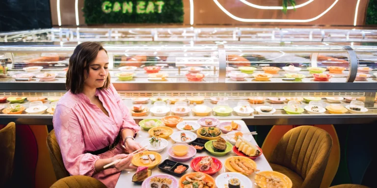 90 minut running sushi v libereckém OC Géčko: sushi, gril, mořské plody i dezerty