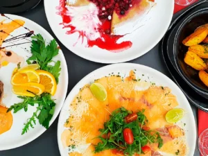 Tříchodové menu pro dva: steak ze svíčkové dle výběru, carpaccio a palačinky