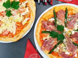 Pizza dle výběru: šunková, s nivou, slaninou, s mořskými plody i vegetariánská
