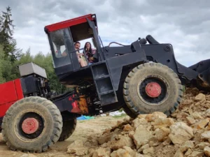 30–60 min. řádění s legendárním kloubovým nakladačem, bagrem nebo rypadlem