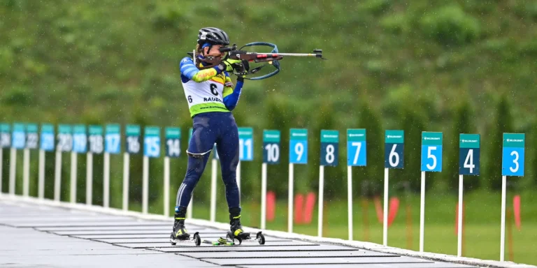 Letní biatlon na vlastní kůži: skupinové kurzy se zkušenými instruktory včetně juniorského mistra světa