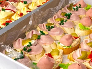 10–20 chlebíčků k vyzvednutí v Nuslích: šunkové, à la krab, salámové i vegetariánské či bezlepkové