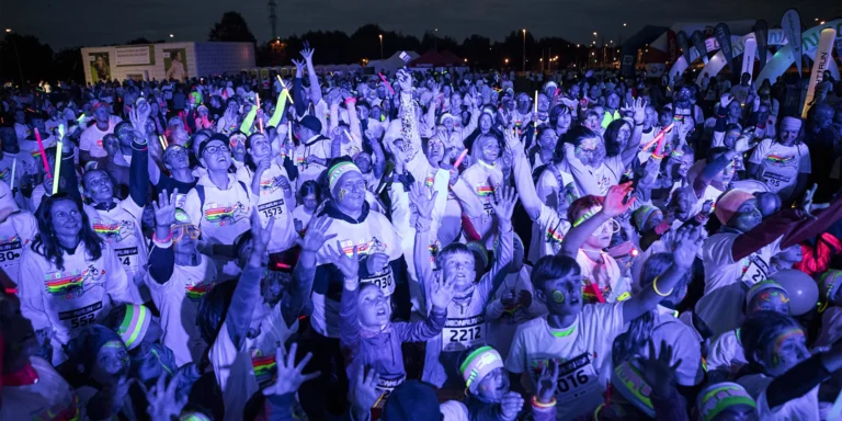 Neon Run: startovní balíček se svítící tyčí i medailí a bohatým občerstvením v cíli