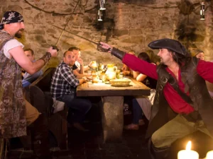 V týdnu i o víkendu na historickou show: bohaté tříchodové menu a neomezené nápoje