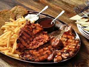 Malostranská hostina: grilované kuřecí a vepřové maso nebo uruguayský hovězí steak na 3 způsoby