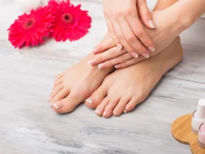 Rozmazlete své nohy či ruce: manikúra, pedikúra i spa varianta vč. peelingu a masky