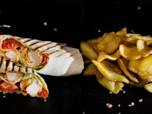 Tortilla s kuřecími stripsy, coleslaw a bramborové plátky s rozvozem