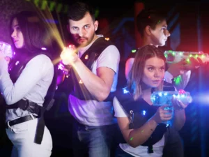 Staňte se akčními hrdiny: 15 minut laser game v nejmodernější 3D aréně