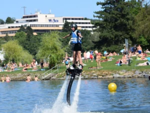 Tryskový let nad vodou: junior flyboard pro děti ve věku 12–15 let