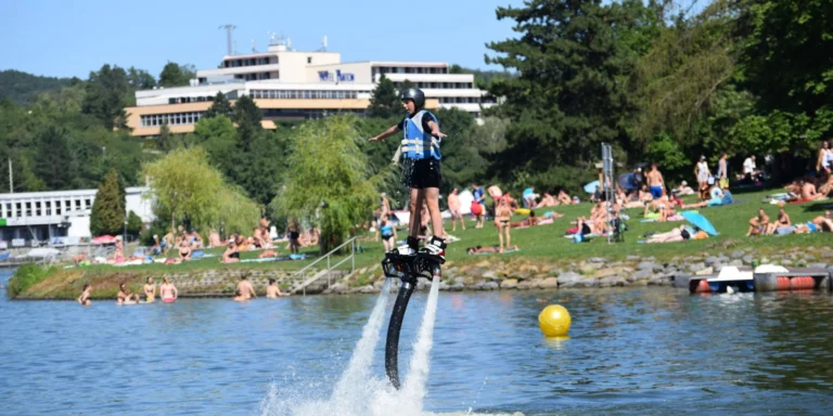 Tryskový let nad vodou: junior flyboard pro děti ve věku 12–15 let