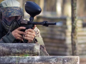 Dobijte adrenalin: 3 hodiny paintballu s výbavou, kuličkama i pizzou