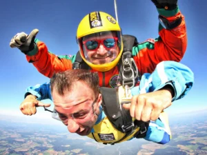 Adrenalin v oblacích: tandemový seskok s videozáznamem pro 1 osobu