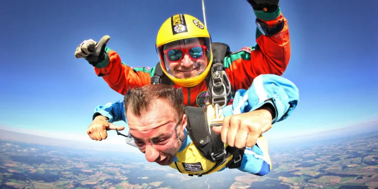 Adrenalin v oblacích: tandemový seskok s videozáznamem pro 1 osobu