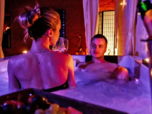 Privátní relax v hydromasážní vaně a infrasauně na 60–240 min. i romantický balíček na celou noc